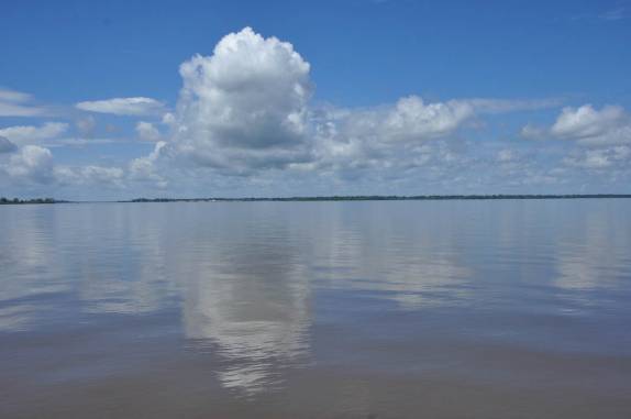 O gigantismo do rio Amazonas, enquanto o cruzávamos de balsa, perto de Manaus, capital do estado